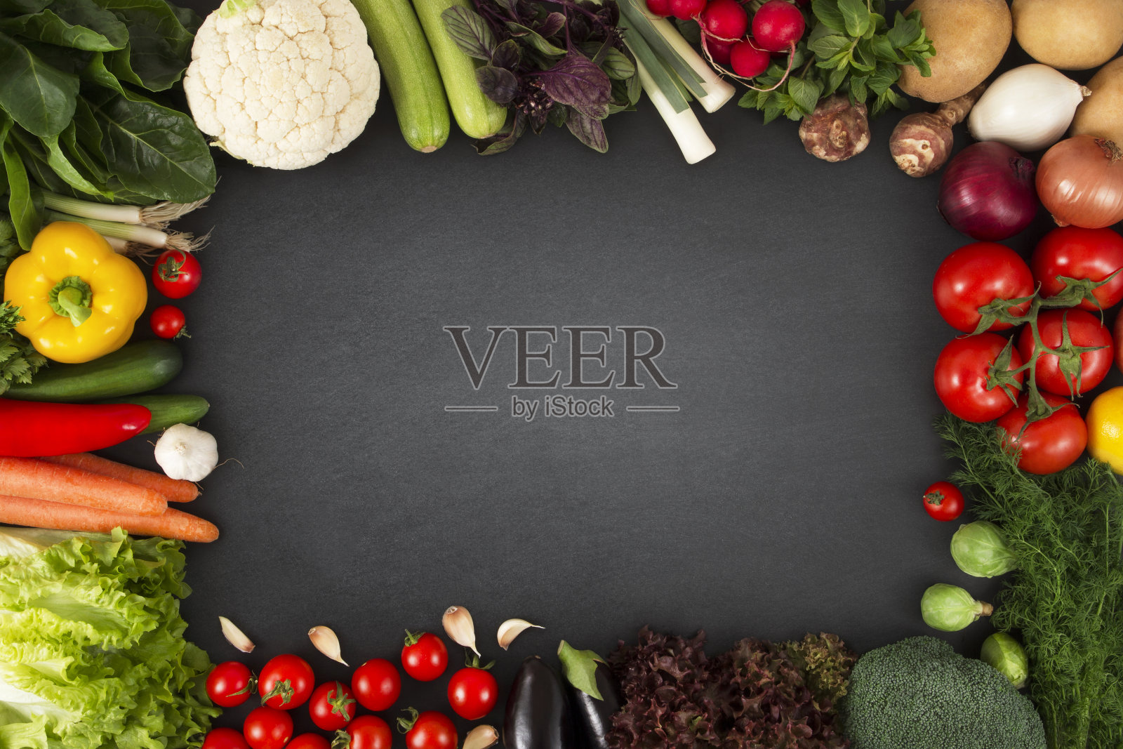 黑板上的新鲜有机蔬菜照片摄影图片