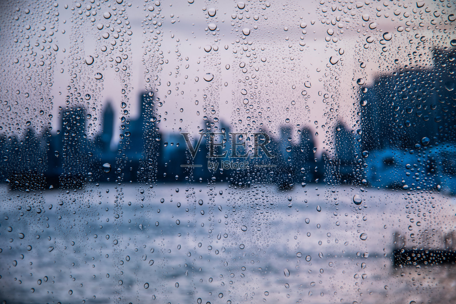 城市里的雨照片摄影图片