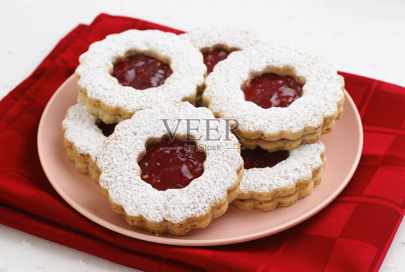 树莓果酱林泽托尔特饼干照片摄影图片