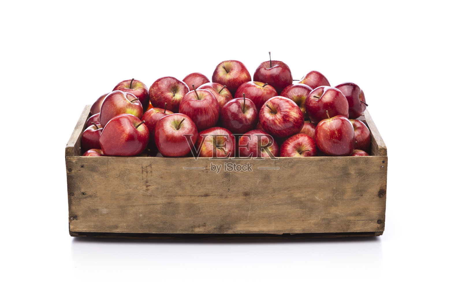 红苹果装在木箱里，白色背景上孤立照片摄影图片