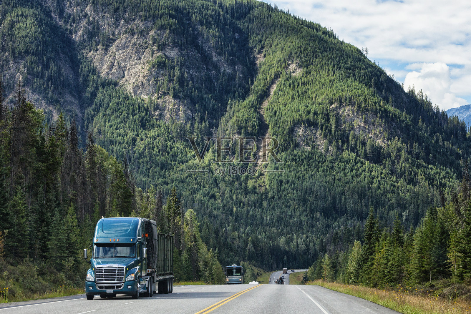 加拿大不列颠哥伦比亚省高速公路上行驶的半卡车照片摄影图片