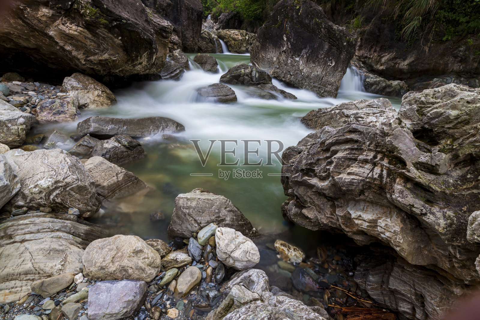 华坪自然保护区的瀑布照片摄影图片