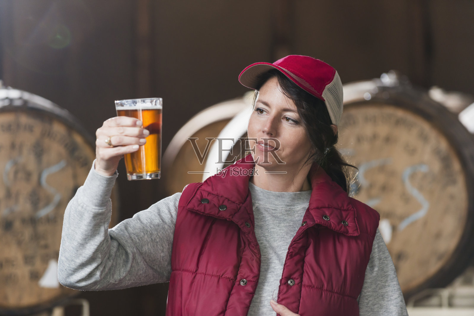 一个小啤酒厂的工人拿着一杯啤酒照片摄影图片