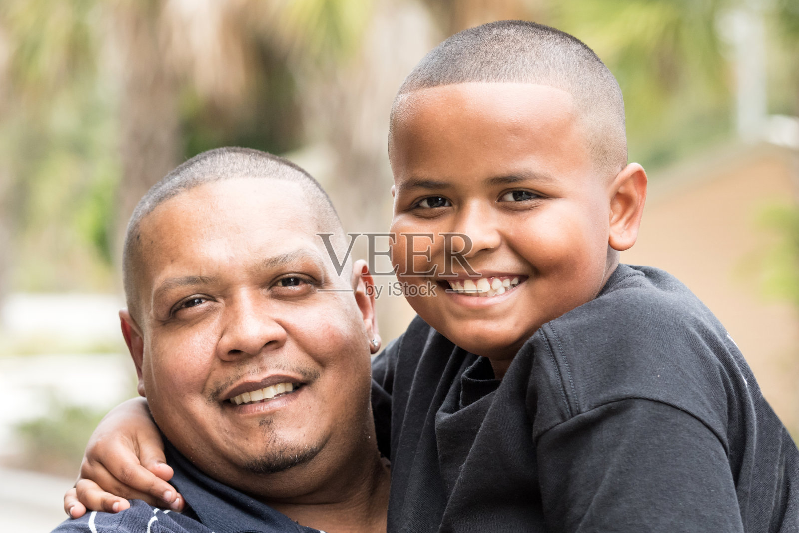 西班牙裔父亲和儿子照片摄影图片