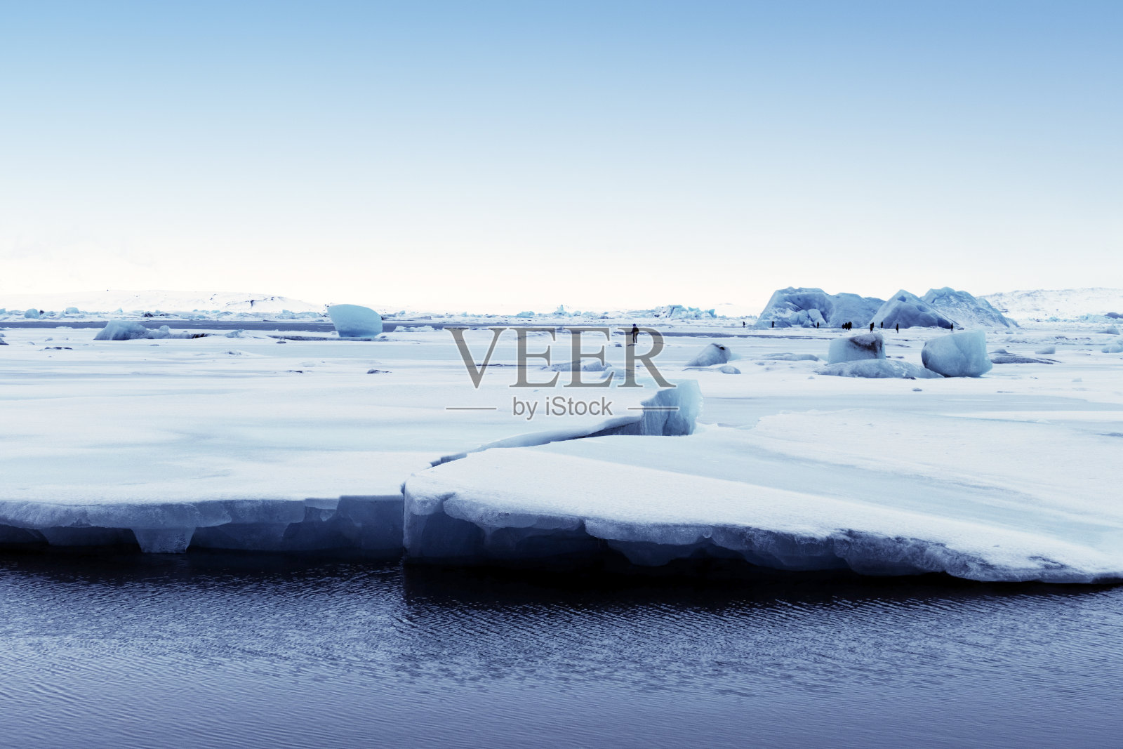 冰岛冬天结冰的Jokulsarlon冰川泻湖照片摄影图片