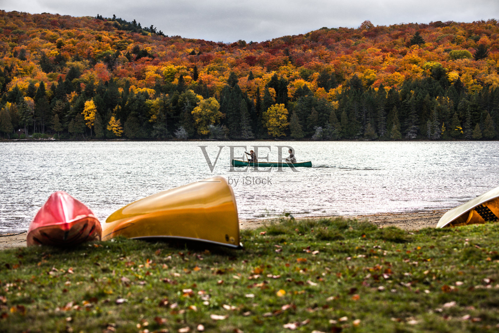 在加拿大的自然奇观中划桨照片摄影图片