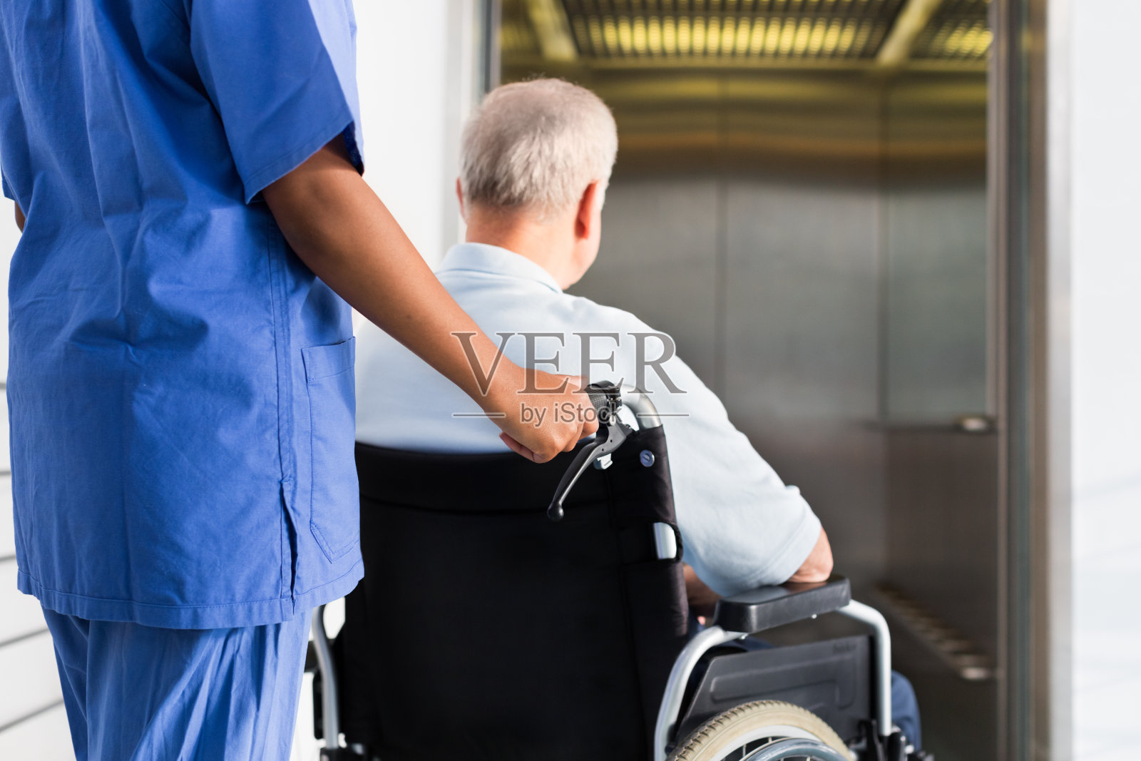 轮椅上的老年病人照片摄影图片