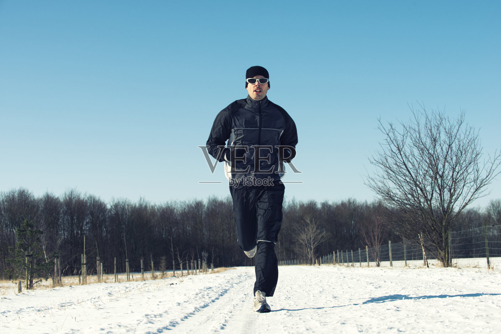 跑步者正在外面的雪地里锻炼照片摄影图片