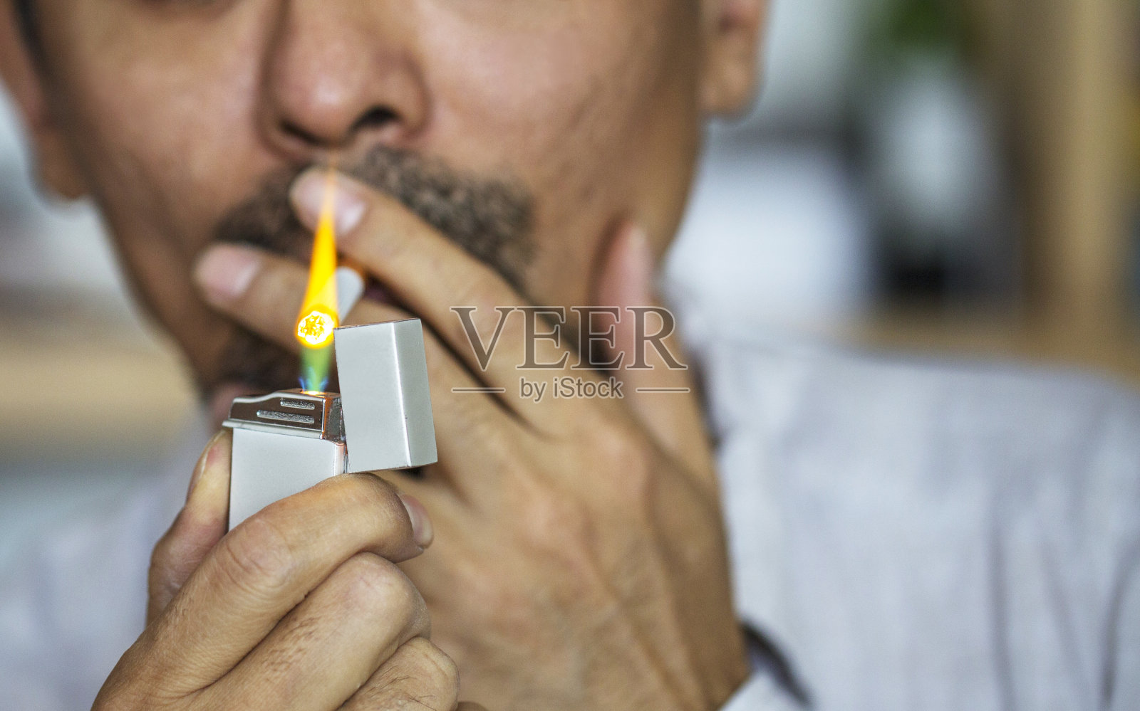 男人吸烟香烟照片摄影图片