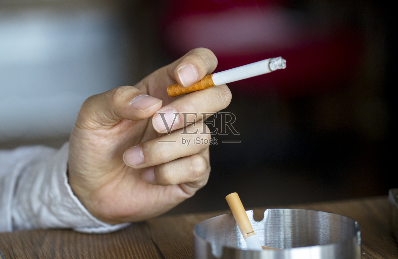 手握香烟，吸烟照片摄影图片