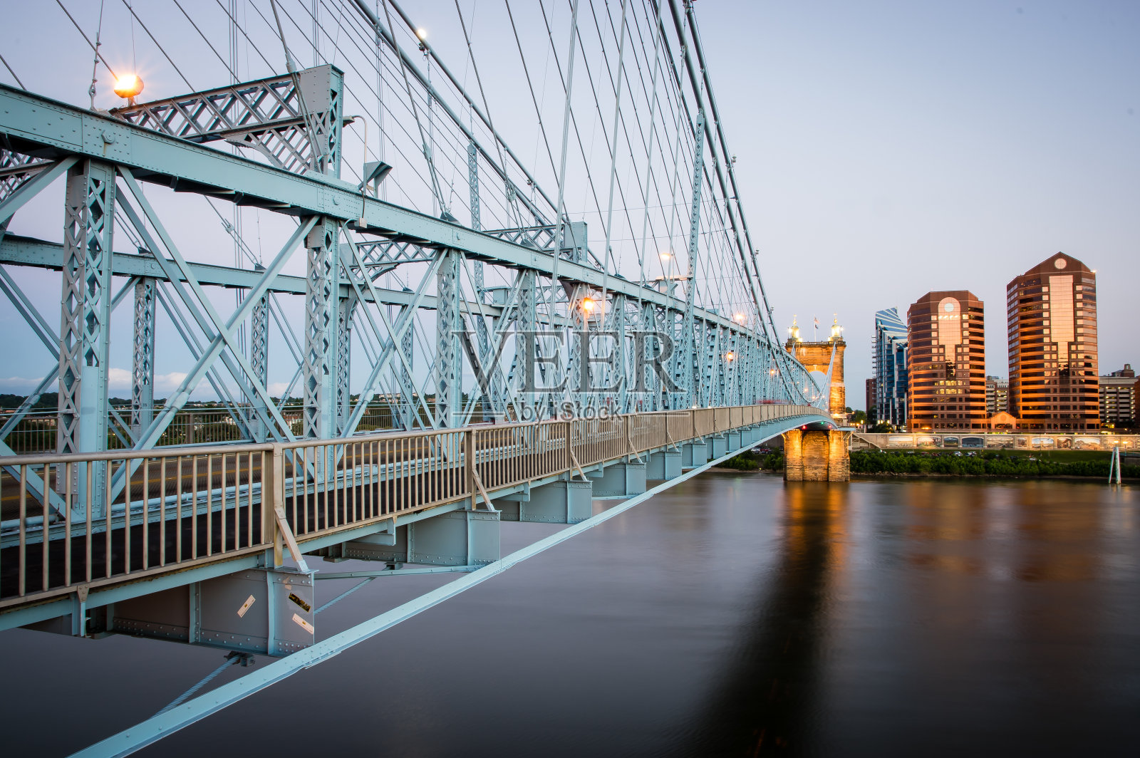 黄昏时分的一座悬索桥，横跨俄亥俄河照片摄影图片