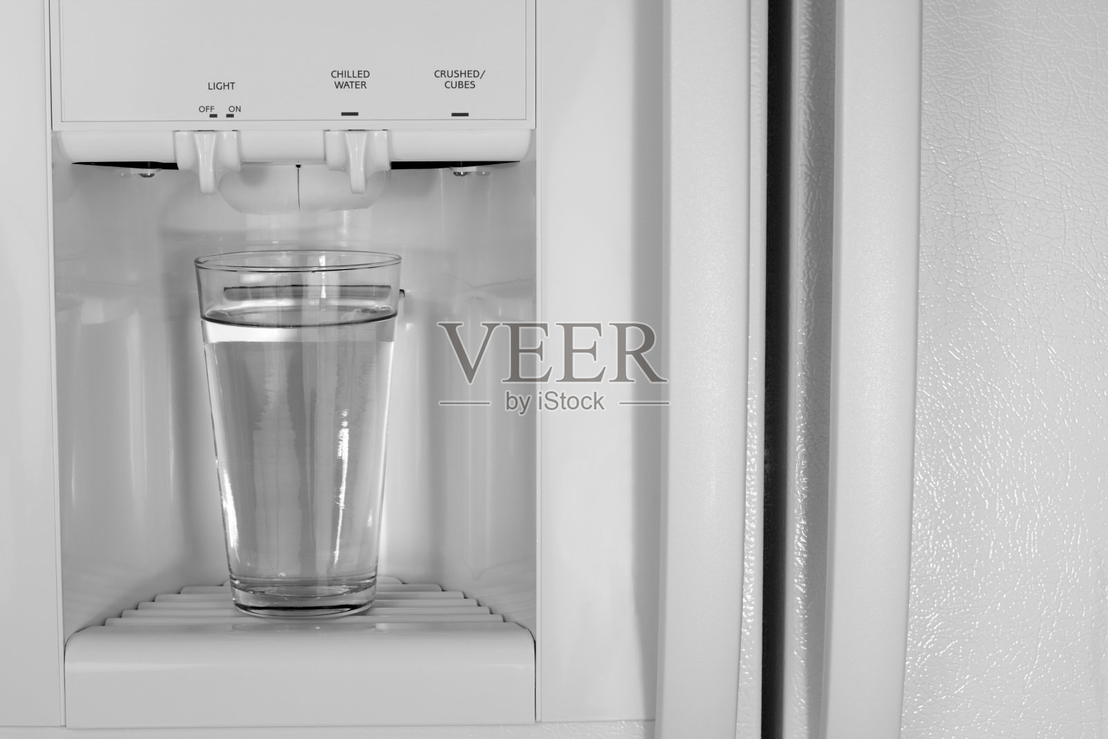 冰箱饮水机中的冷饮照片摄影图片
