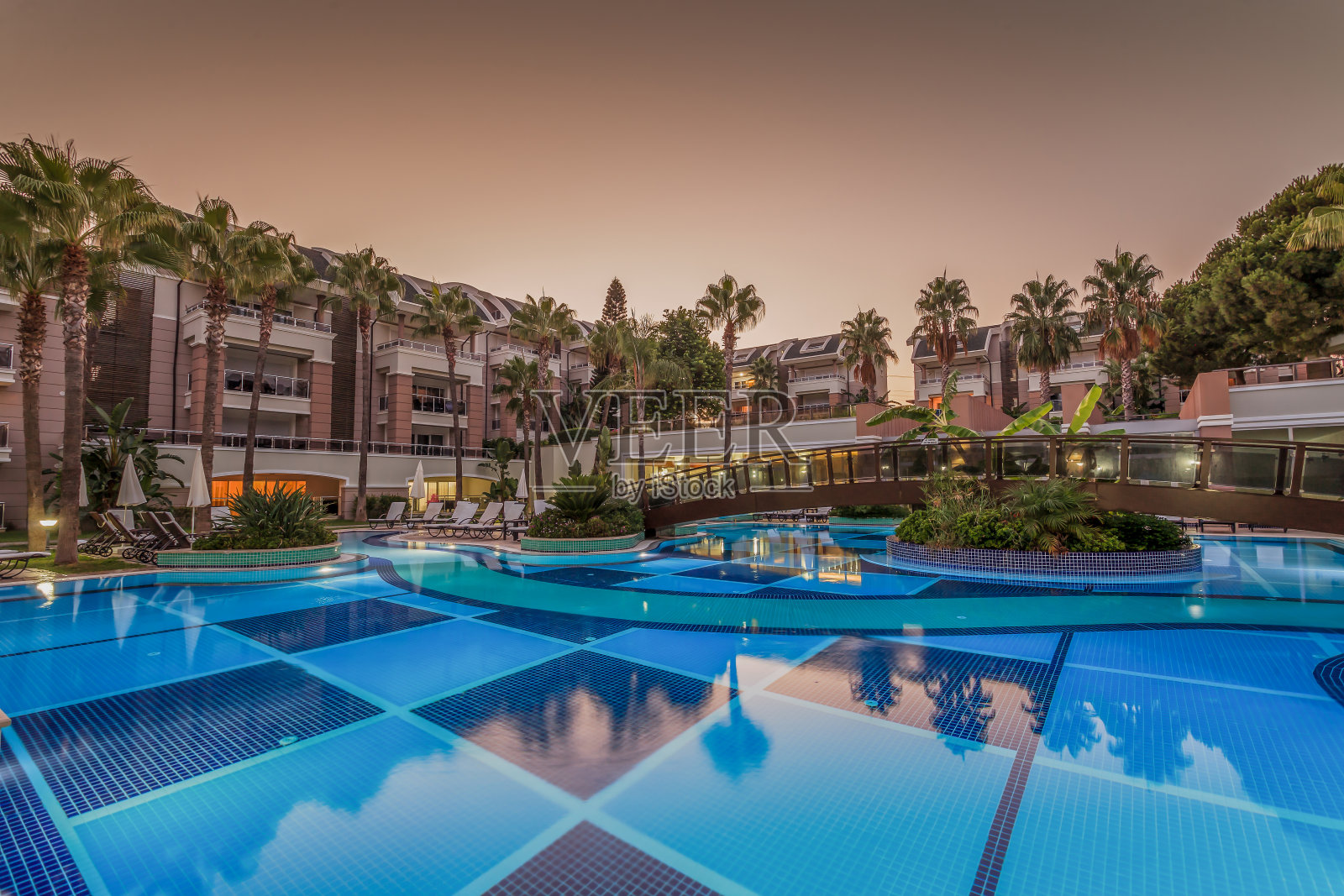 豪华建筑酒店游泳池照片摄影图片