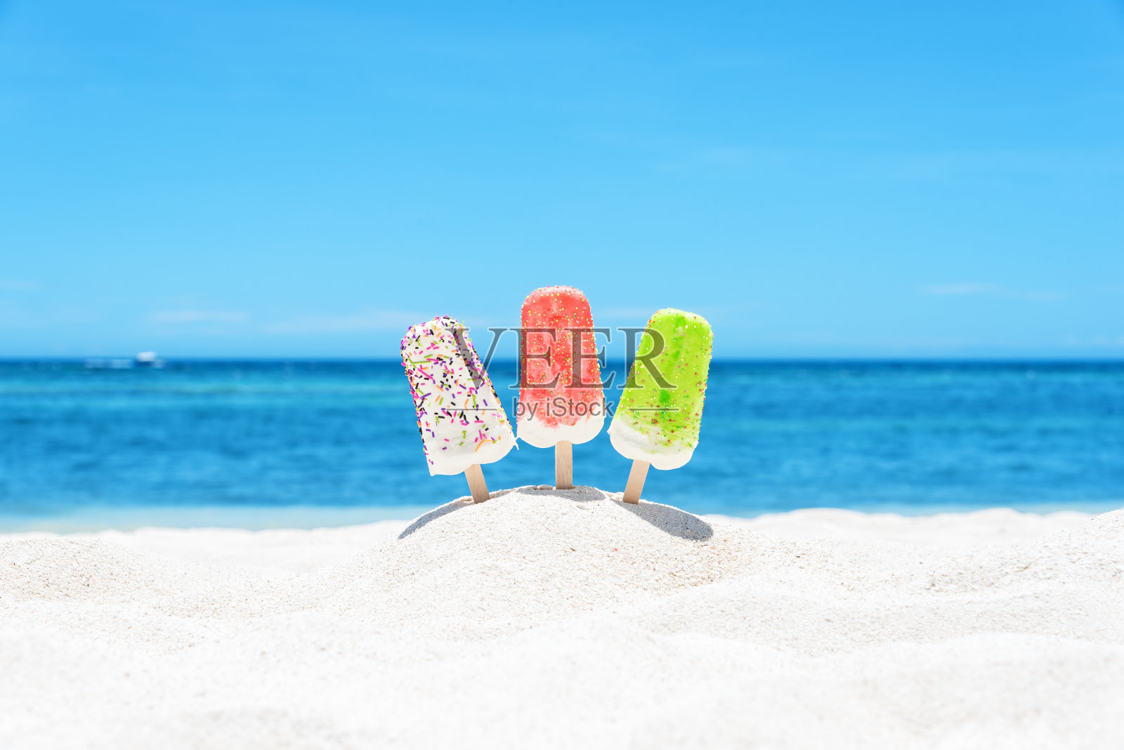 沙滩上五颜六色的冰淇淋冰棒照片摄影图片