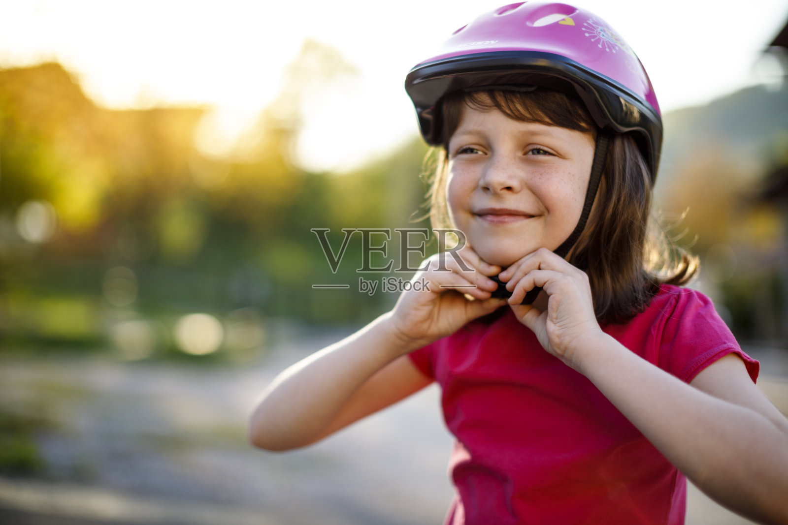 快乐可爱的女孩戴上自行车头盔照片摄影图片
