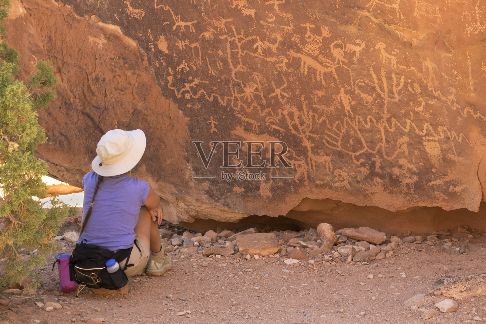 女人探索乌特印第安人岩石雕刻多明格斯峡谷荒野科罗拉多州保护区照片摄影图片
