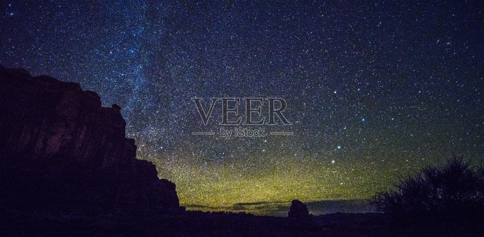 银河系。犹他州拱门国家公园法院附近山上的星空照片摄影图片