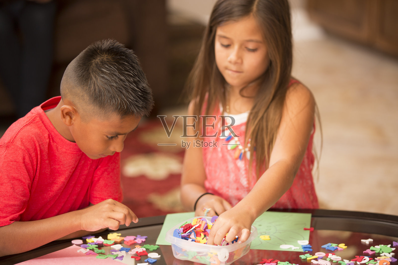 可爱的西班牙孩子在家里一起做作业。游戏。照片摄影图片
