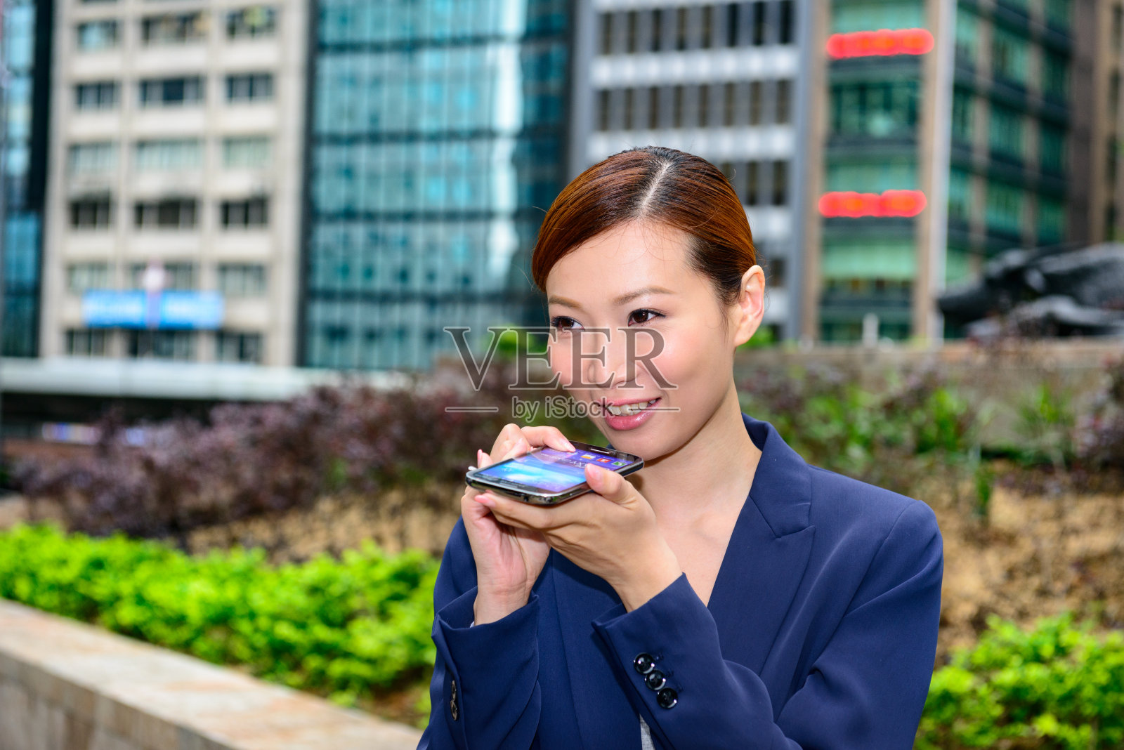 商务女性用亚洲方式打电话。金融牛的背景照片摄影图片