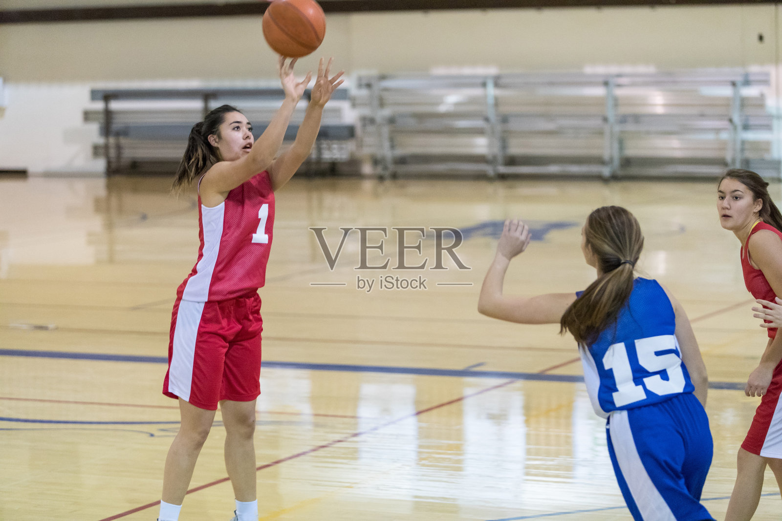 女子高中篮球比赛照片摄影图片