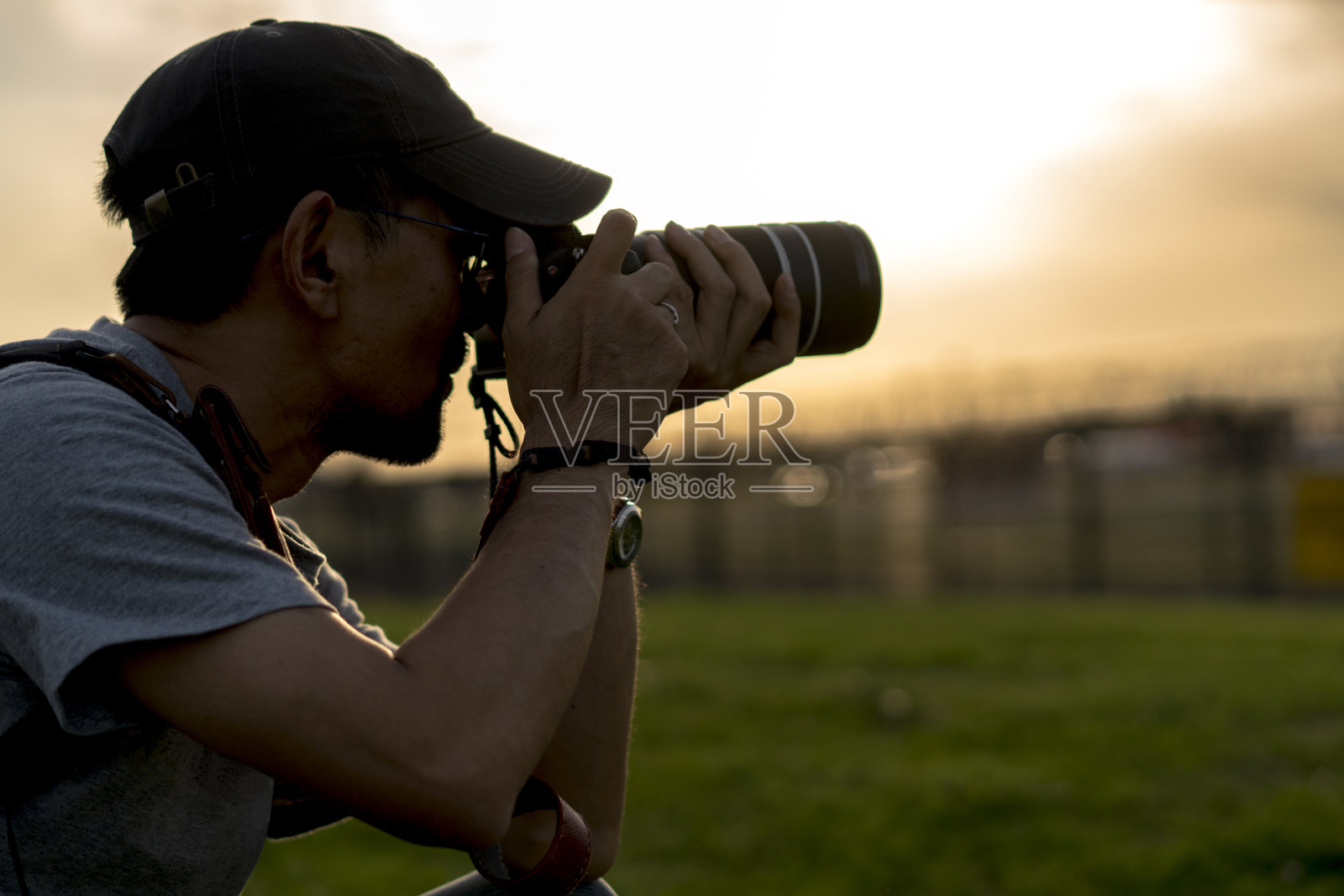摄影师在日落时拍照照片摄影图片
