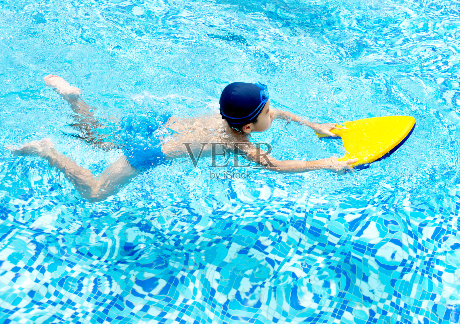 小男孩在训练游泳照片摄影图片