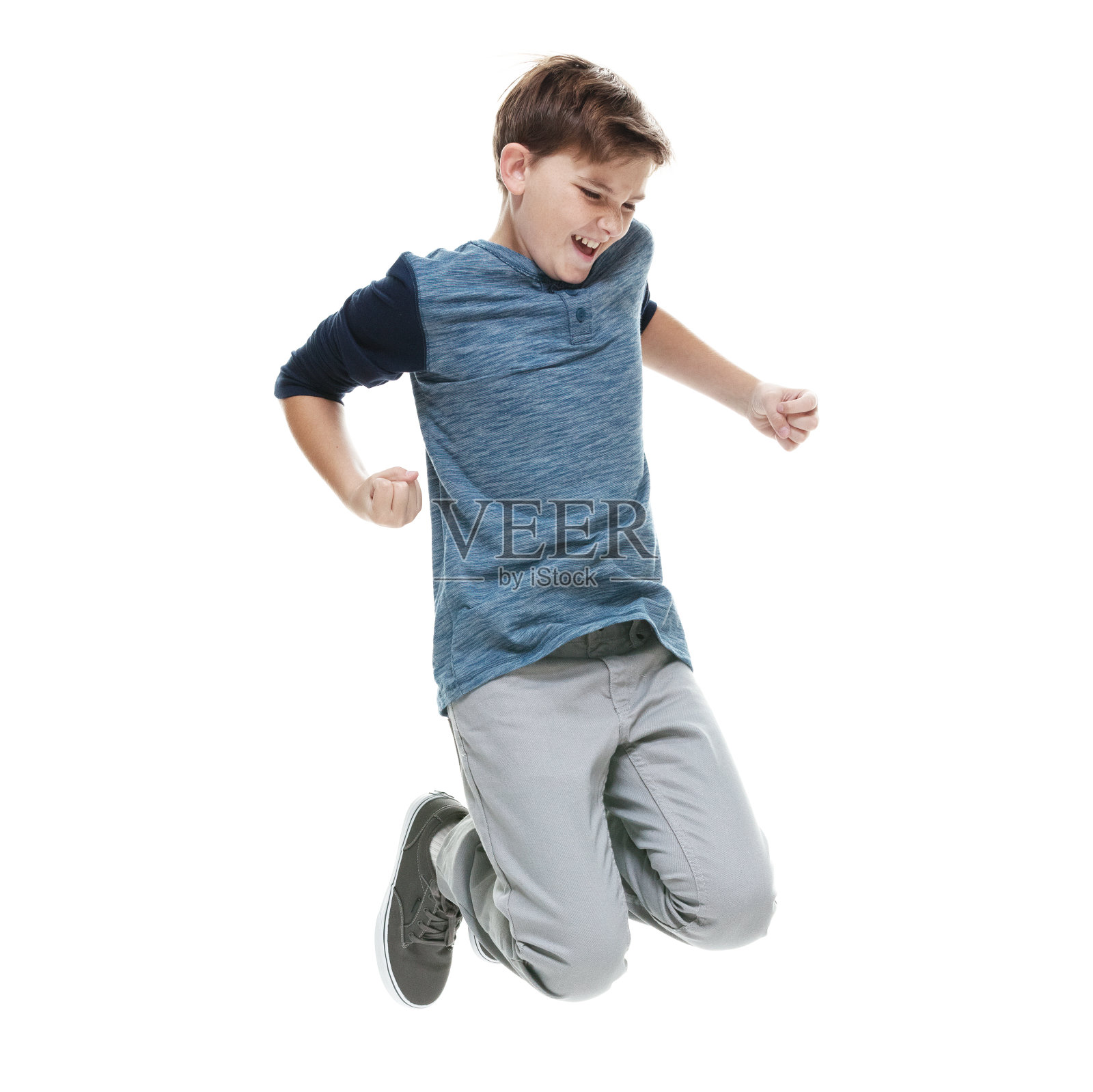 小男孩笑着跳着欢呼照片摄影图片