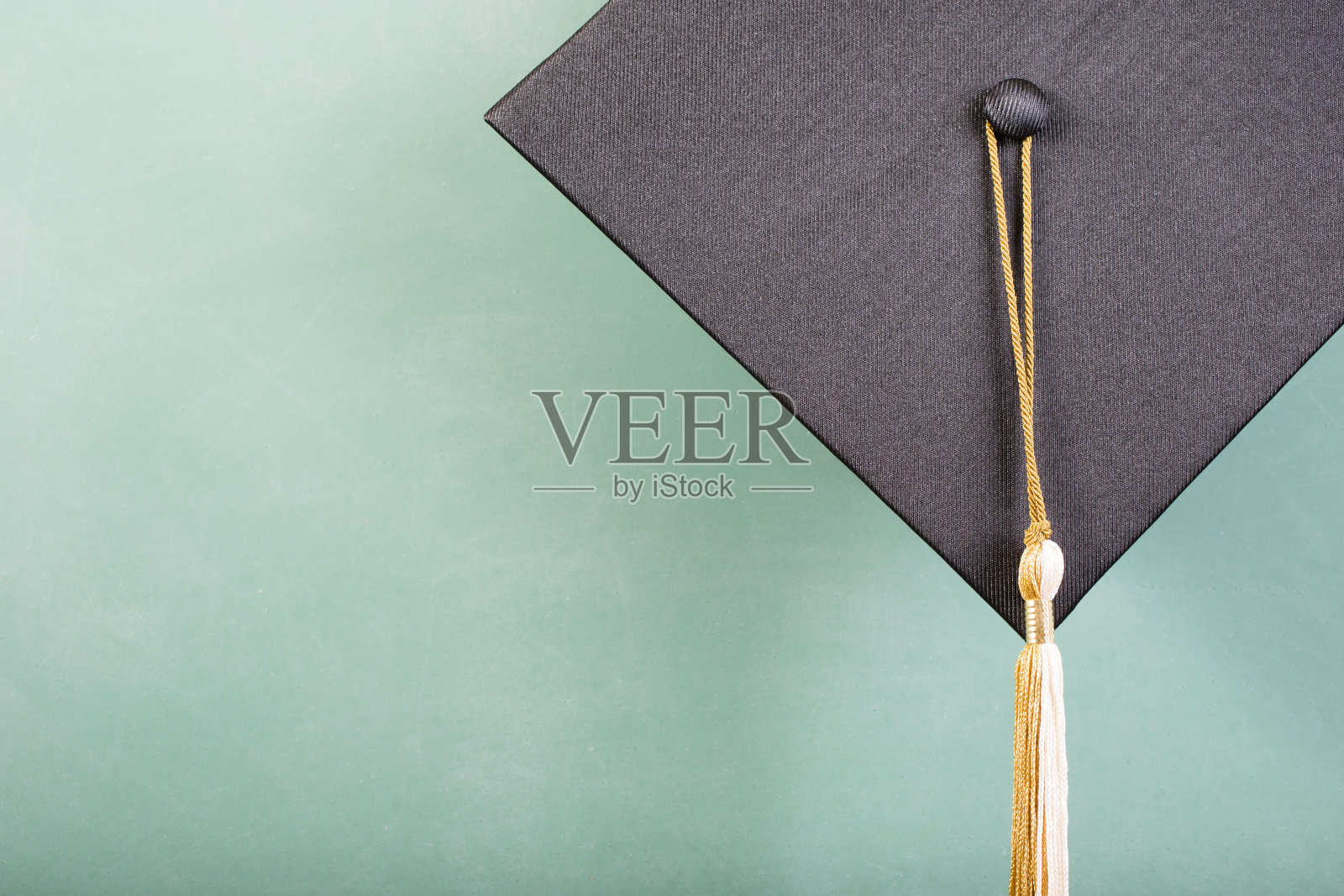 毕业!帽子，帽子板，绿色黑板。教育背景。照片摄影图片