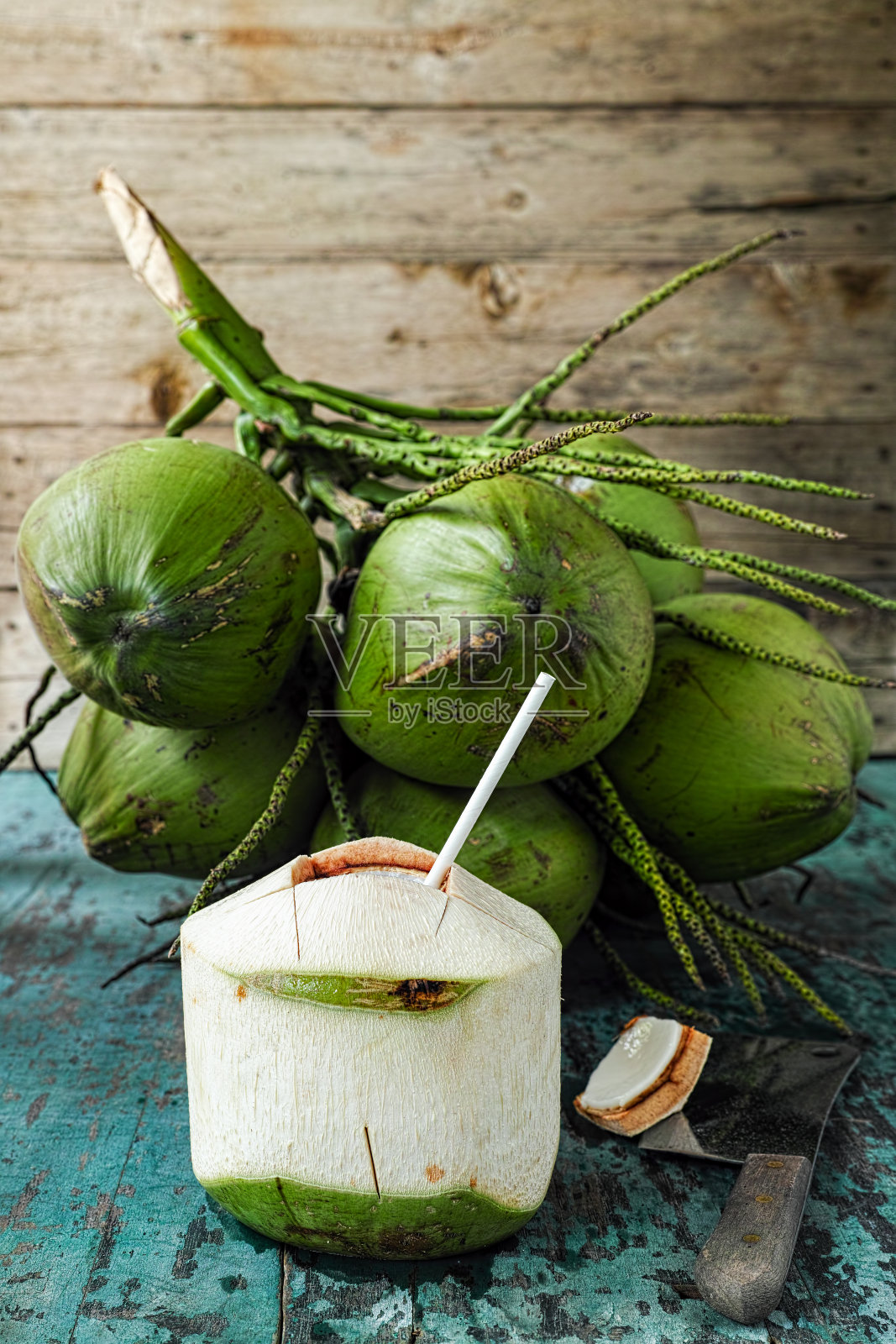 新鲜年轻的椰子充满了超自然的天然健康饮料，椰子汁。照片摄影图片