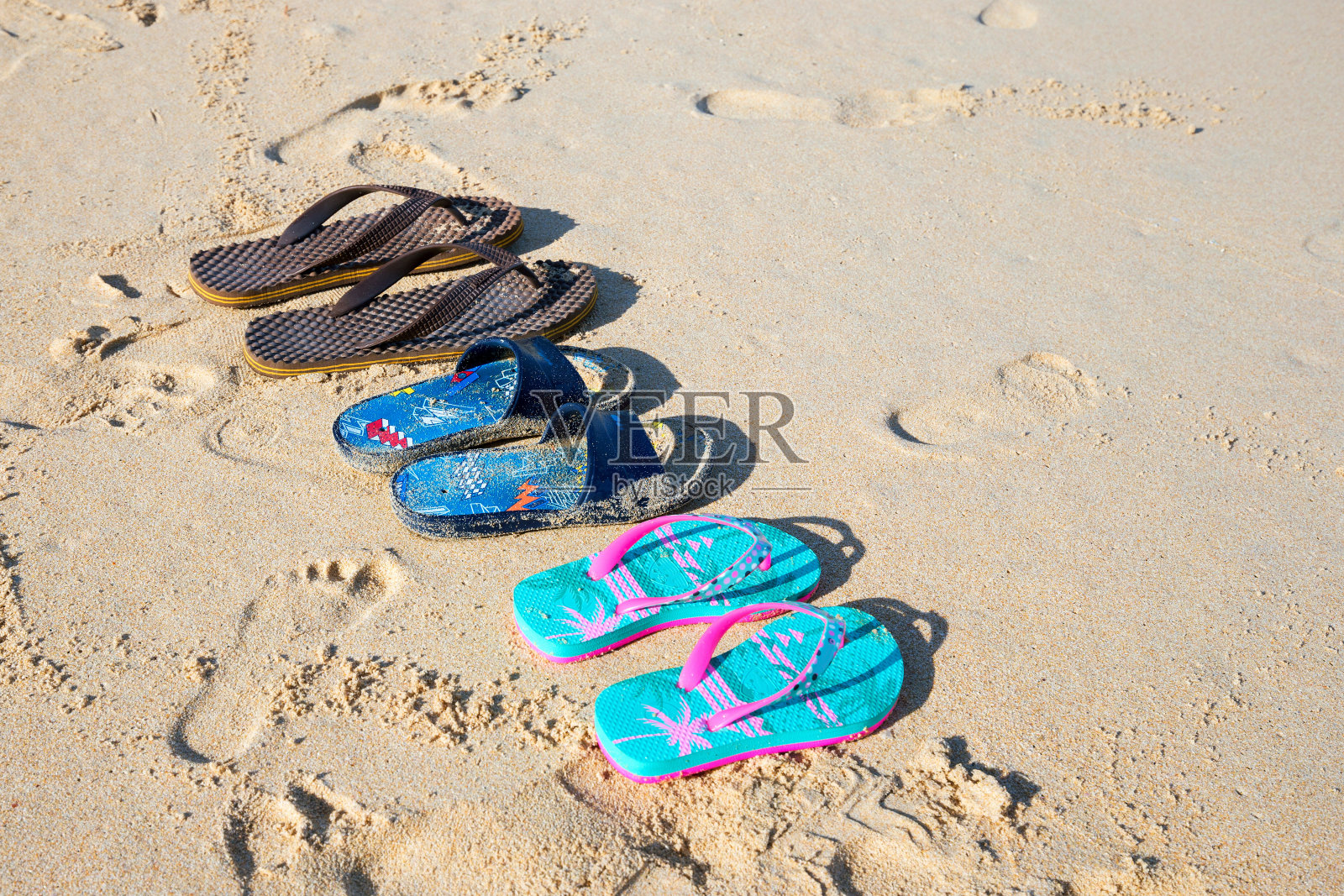 沙滩上的拖鞋(假日概念)照片摄影图片
