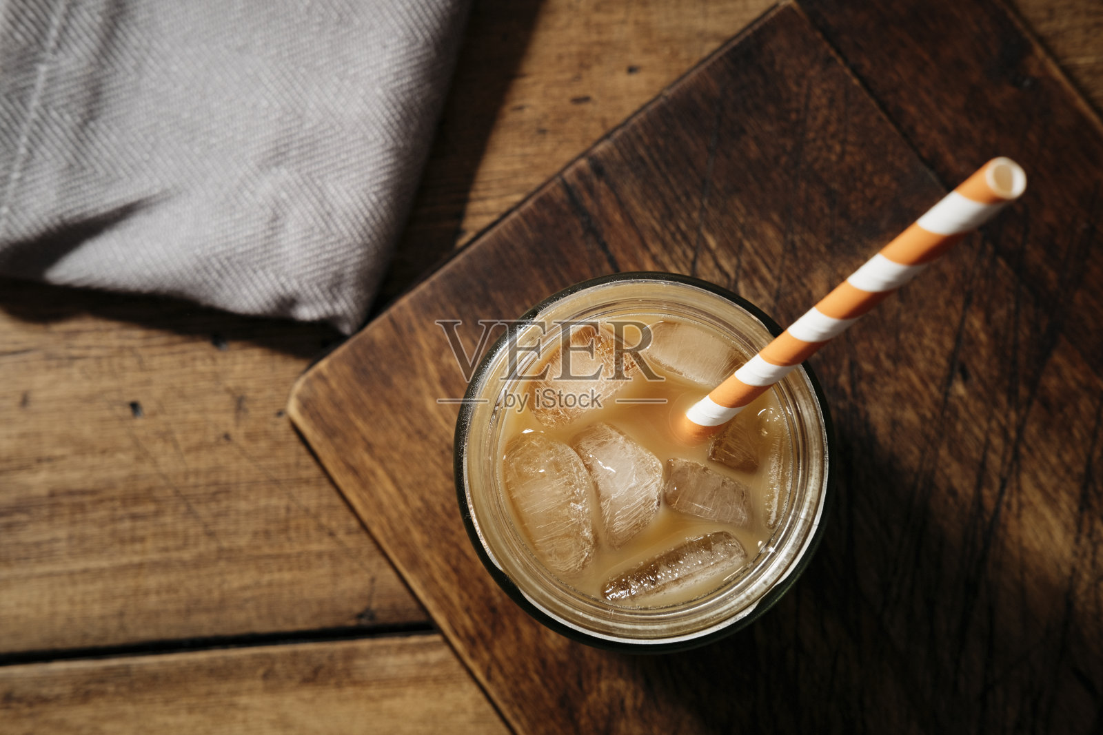 冰镇咖啡与牛奶在一个砖石罐。照片摄影图片