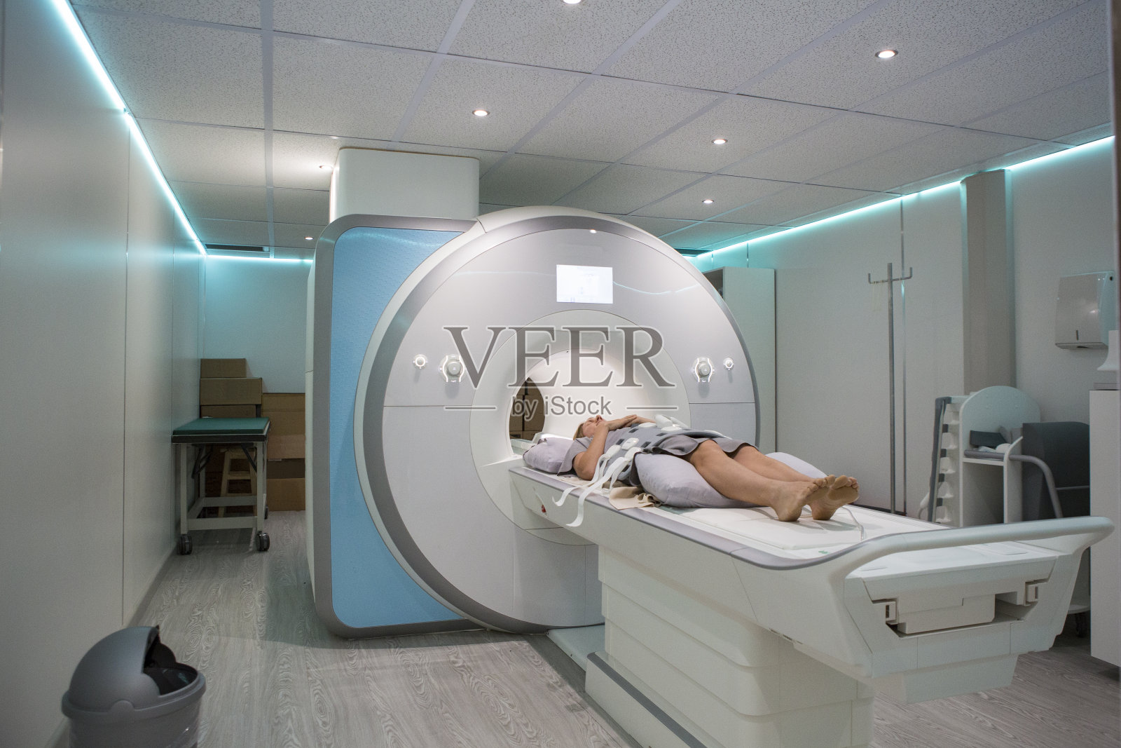 女病人躺着等待核磁共振扫描照片摄影图片