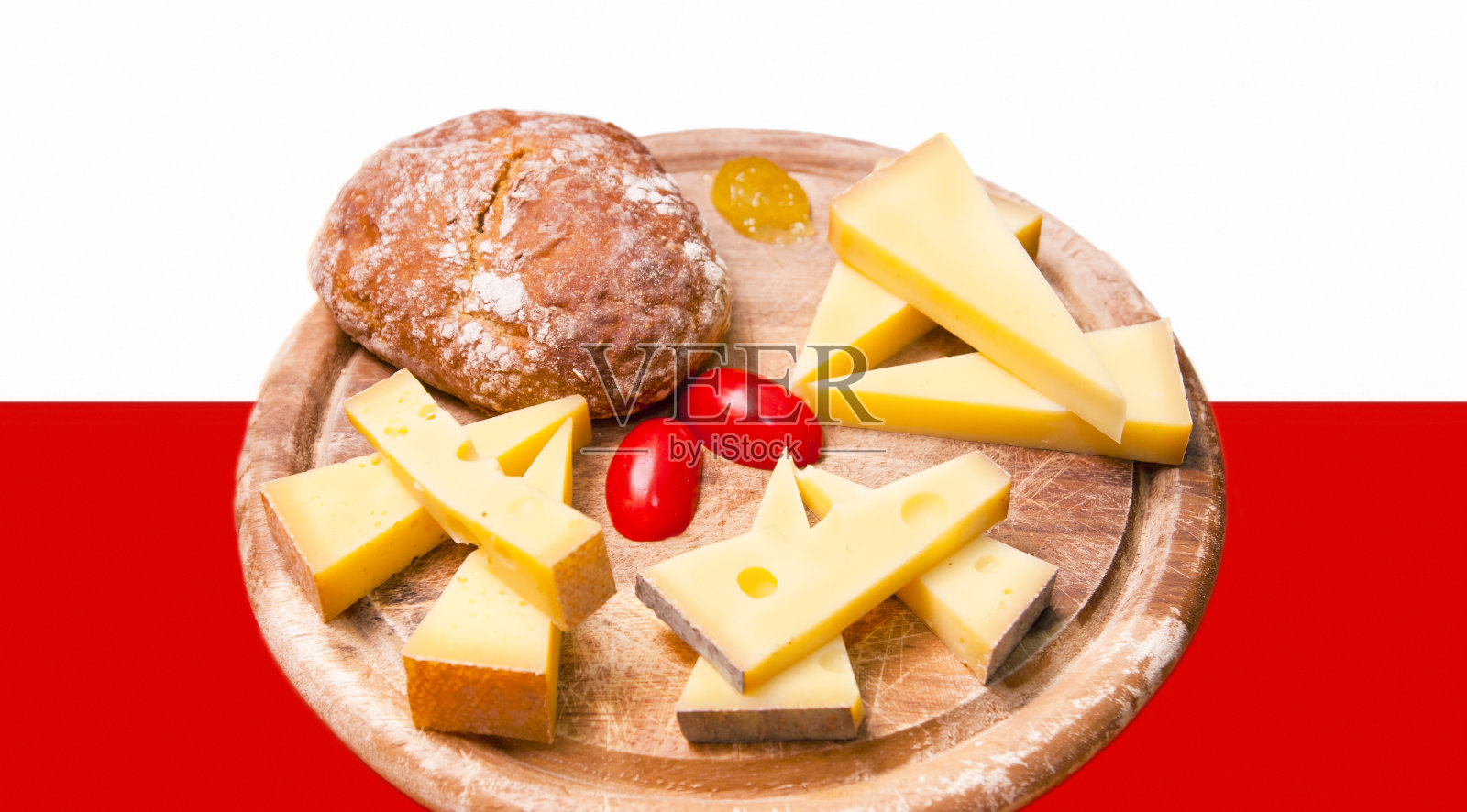 提洛尔干酪和Vinschgau面包放在木板上照片摄影图片