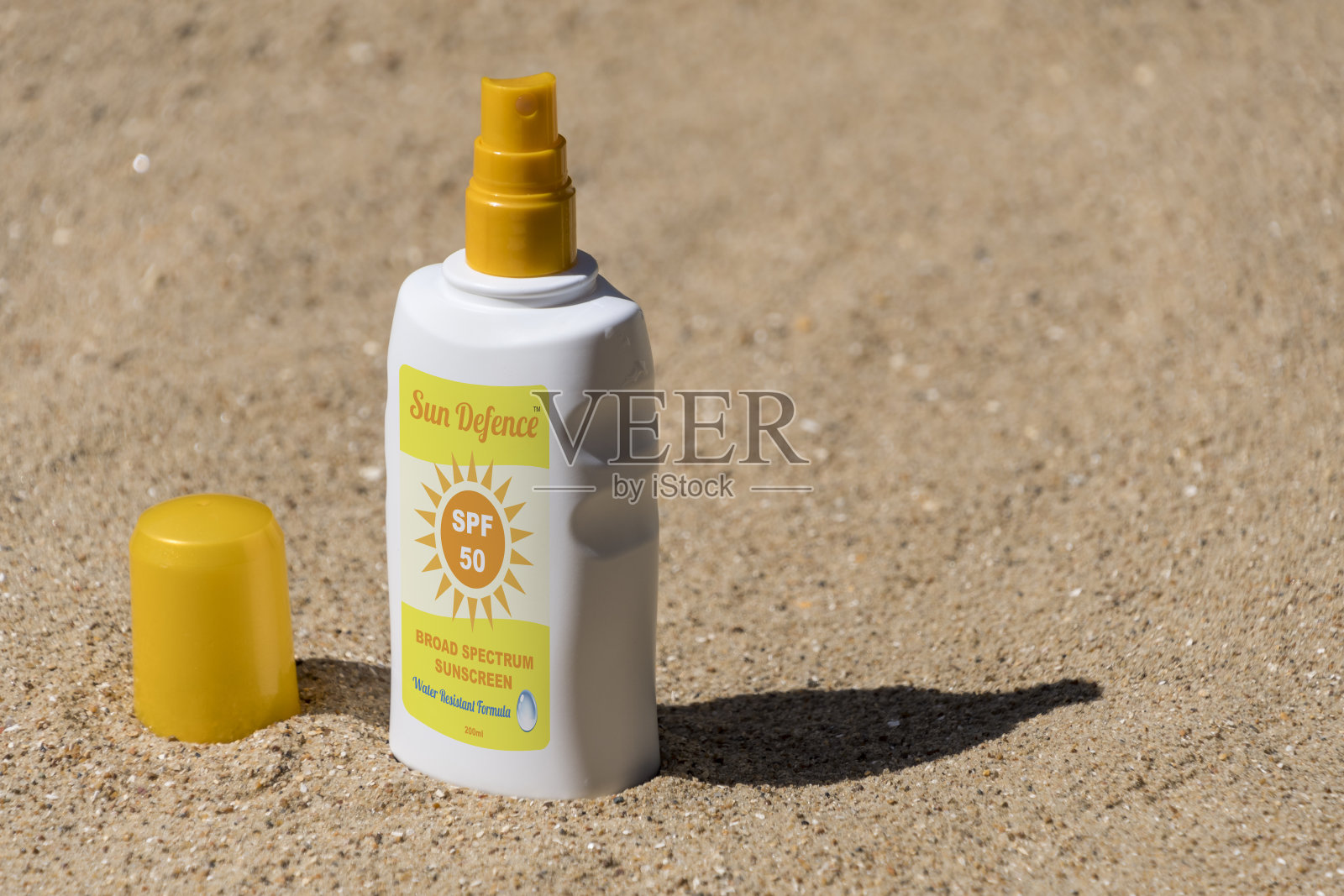 防晒霜，沙滩上的防晒油照片摄影图片