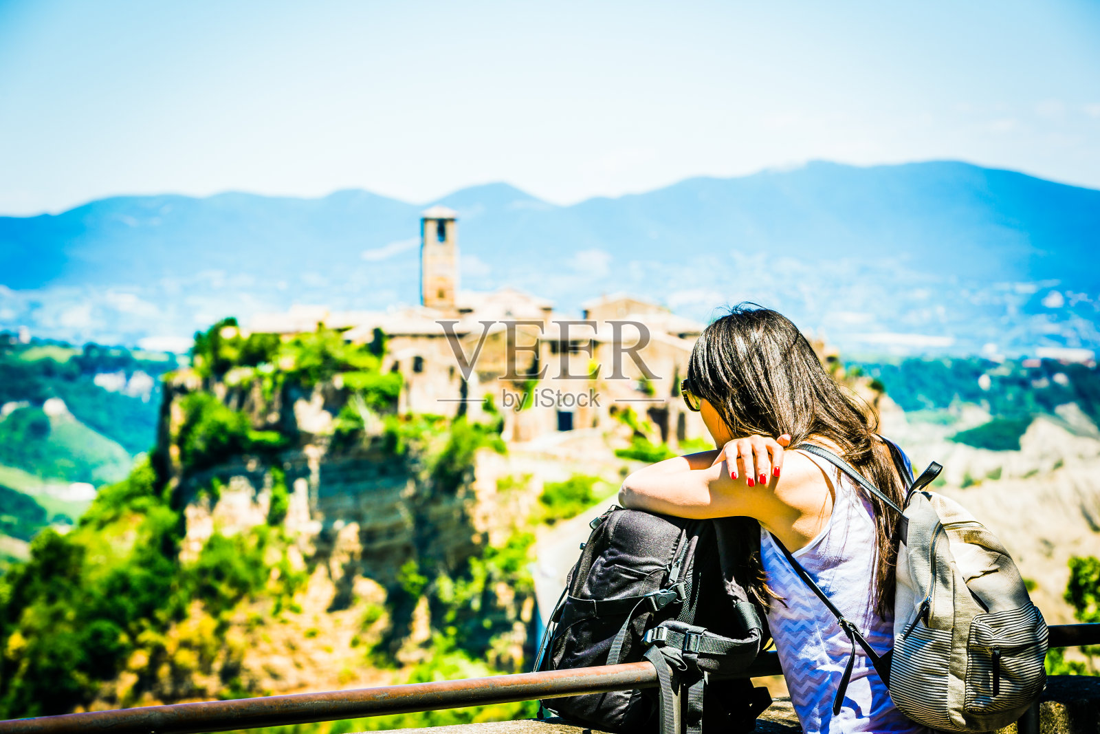 美丽的，黑发的女孩游客享受Civita di bagnorego的全景照片摄影图片