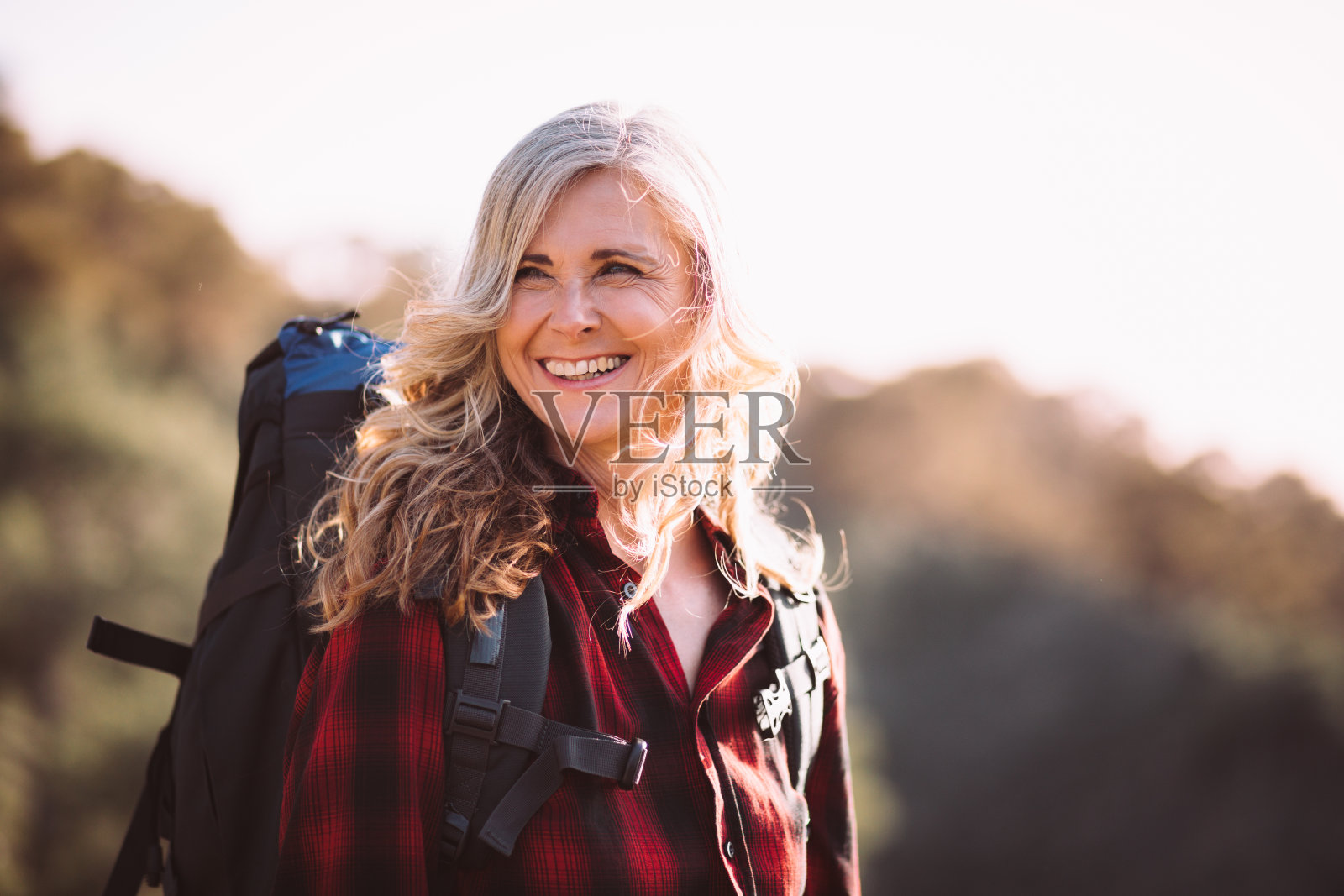 快乐的老女人背包登山在山上照片摄影图片