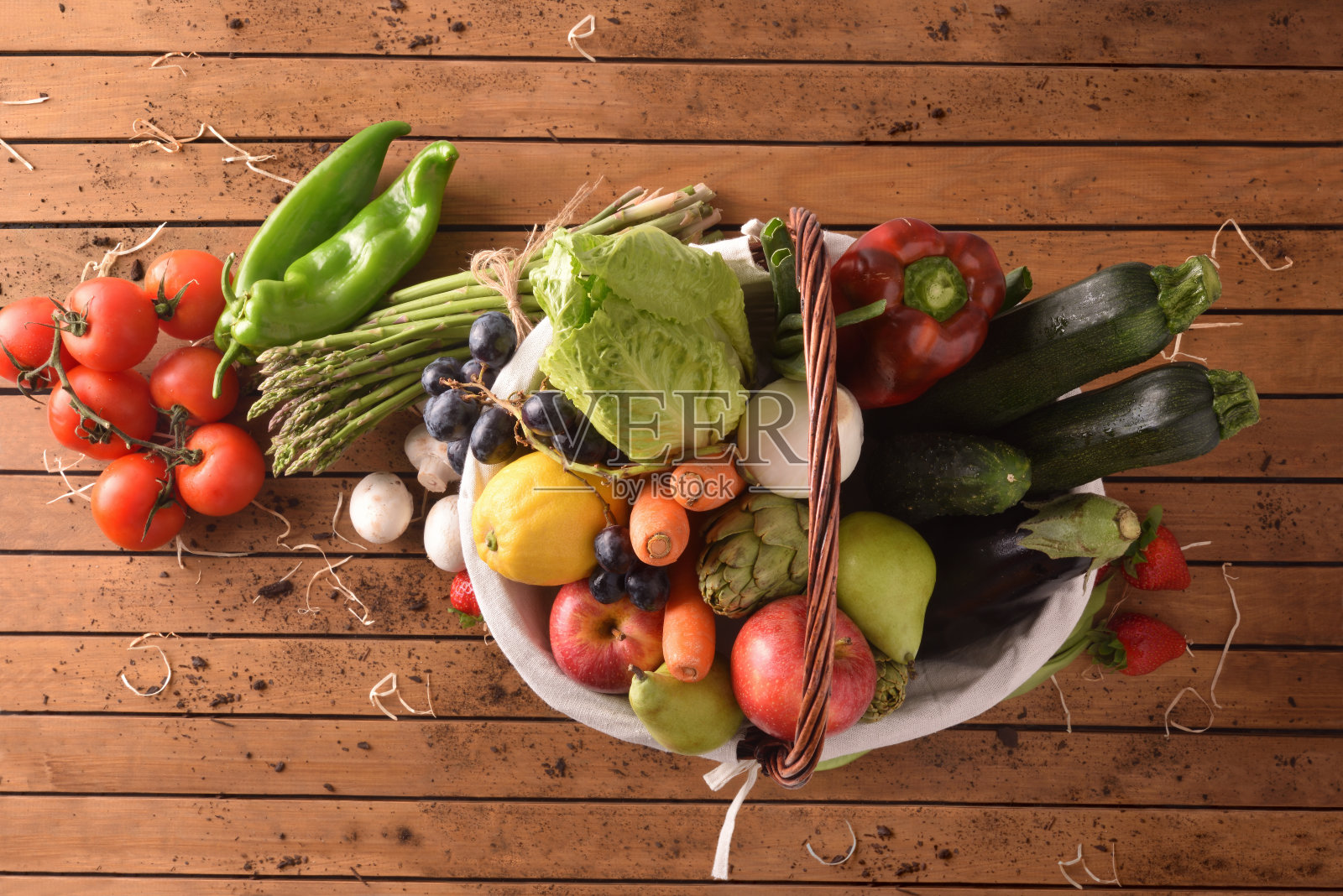 水果和蔬菜在木桌上俯视图照片摄影图片