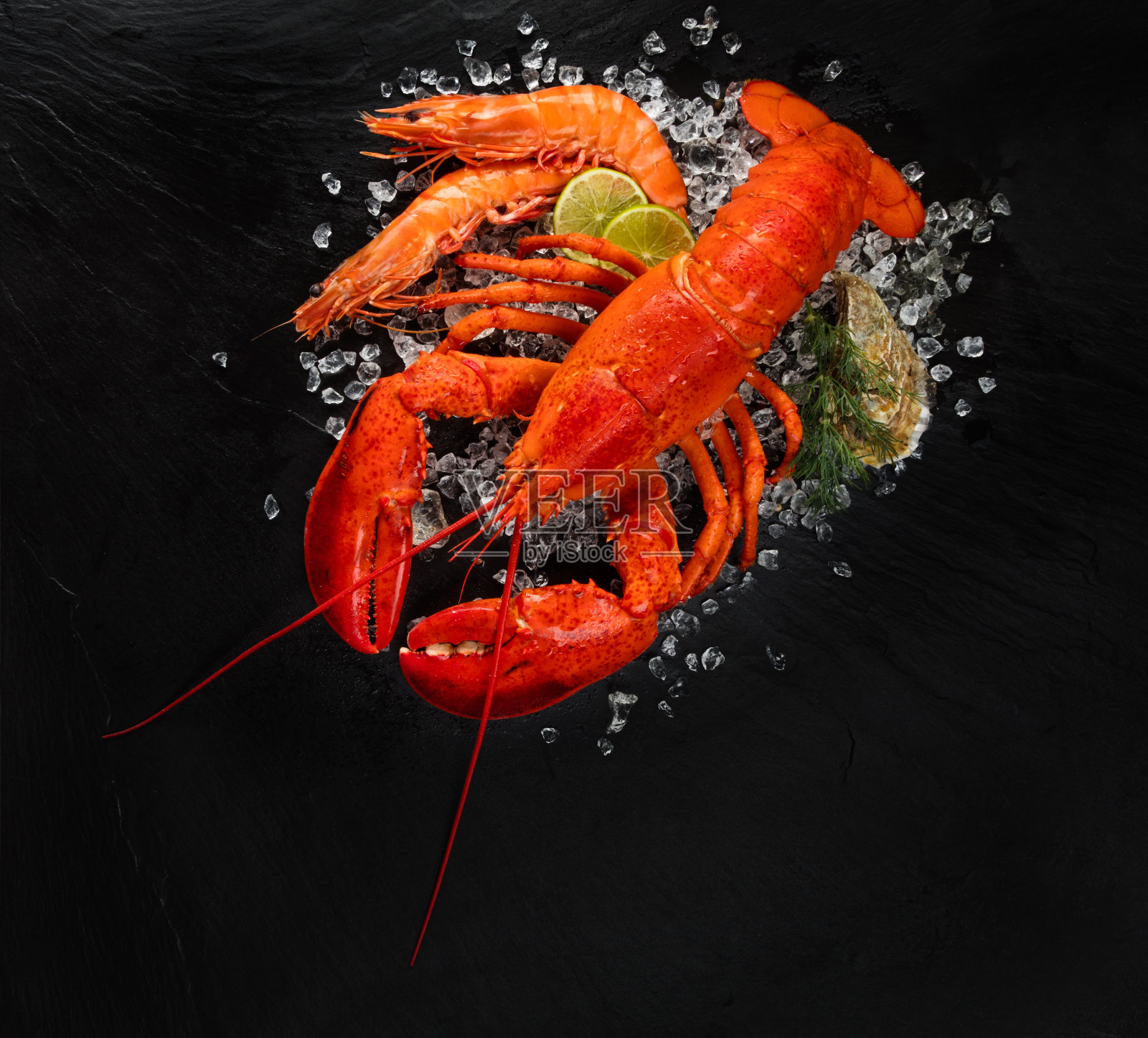 俯视图整个红龙虾碎冰对虾和牡蛎照片摄影图片