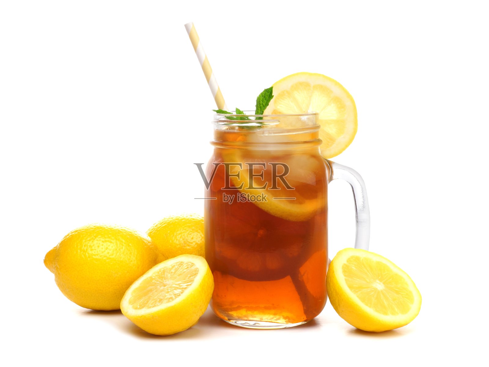 梅森罐子玻璃杯冰茶与柠檬孤立的白色照片摄影图片