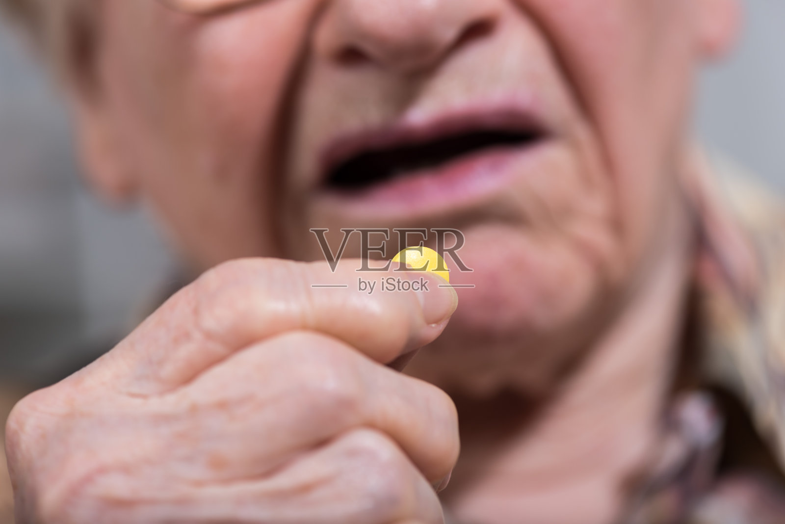 老妇人服药照片摄影图片