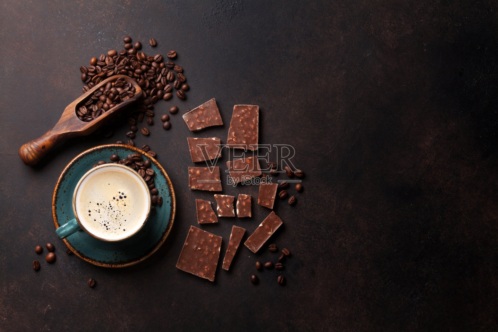 咖啡杯和巧克力放在旧餐桌上照片摄影图片
