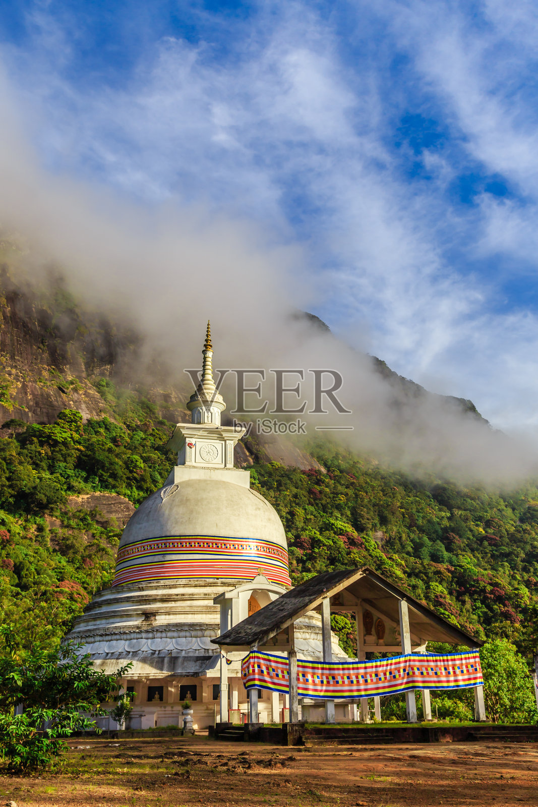 佛塔与绿色的山和蓝天，在通往亚当的山顶，斯里兰卡照片摄影图片