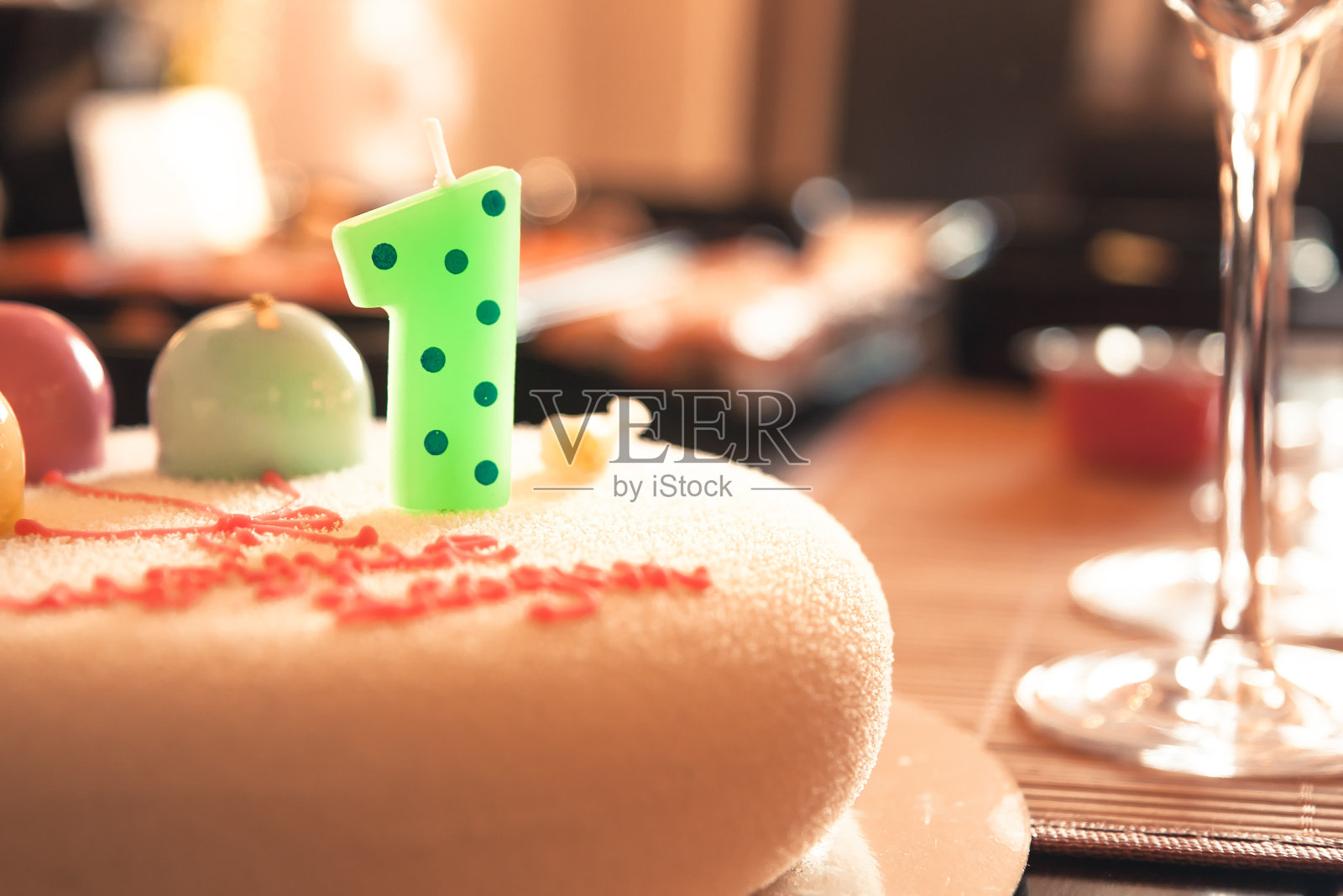 快乐生日蛋糕为儿童聚会装饰一个蜡烛和甜蜜的气球在庆祝一周年生日作为快乐的生日背景照片摄影图片