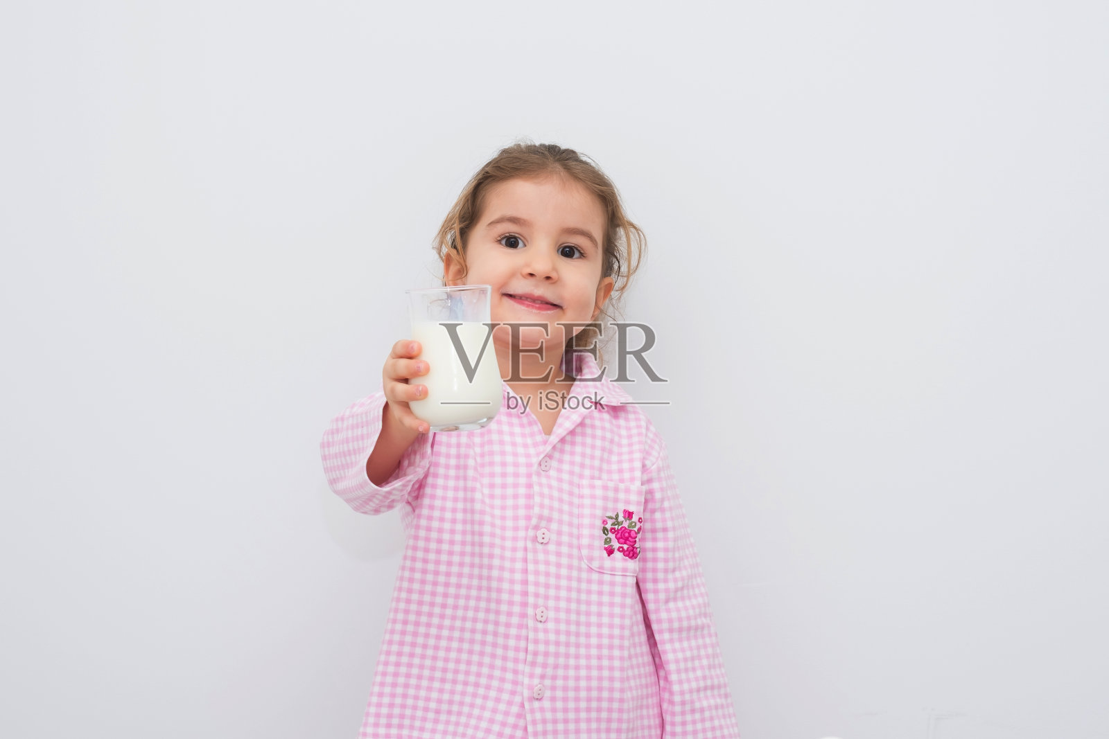 小女孩喝牛奶照片摄影图片