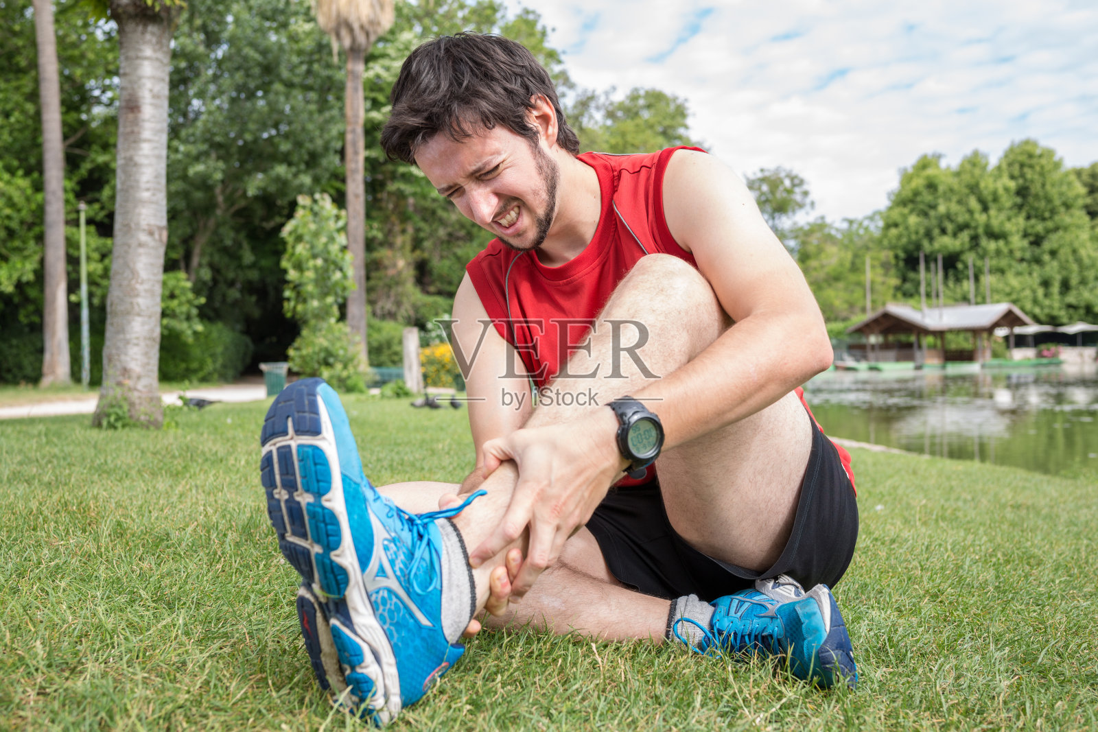 在公园慢跑时脚踝受伤，这个男人错了照片摄影图片