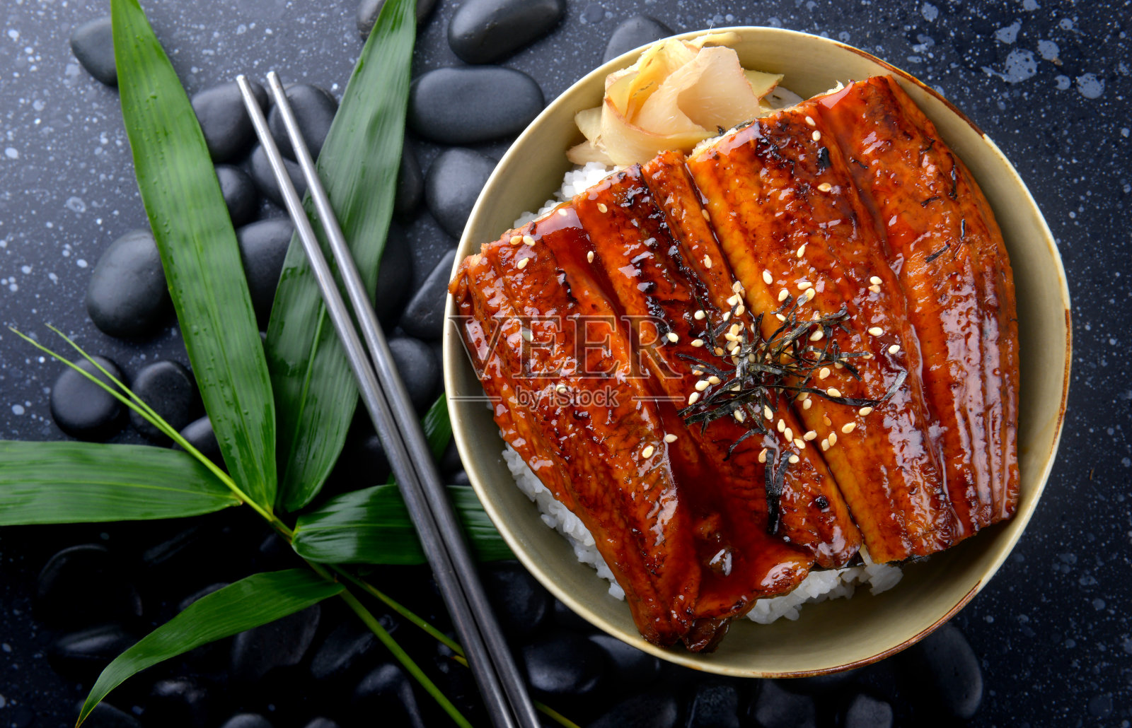 日本鳗鱼配米饭或鳗鱼饭。照片摄影图片
