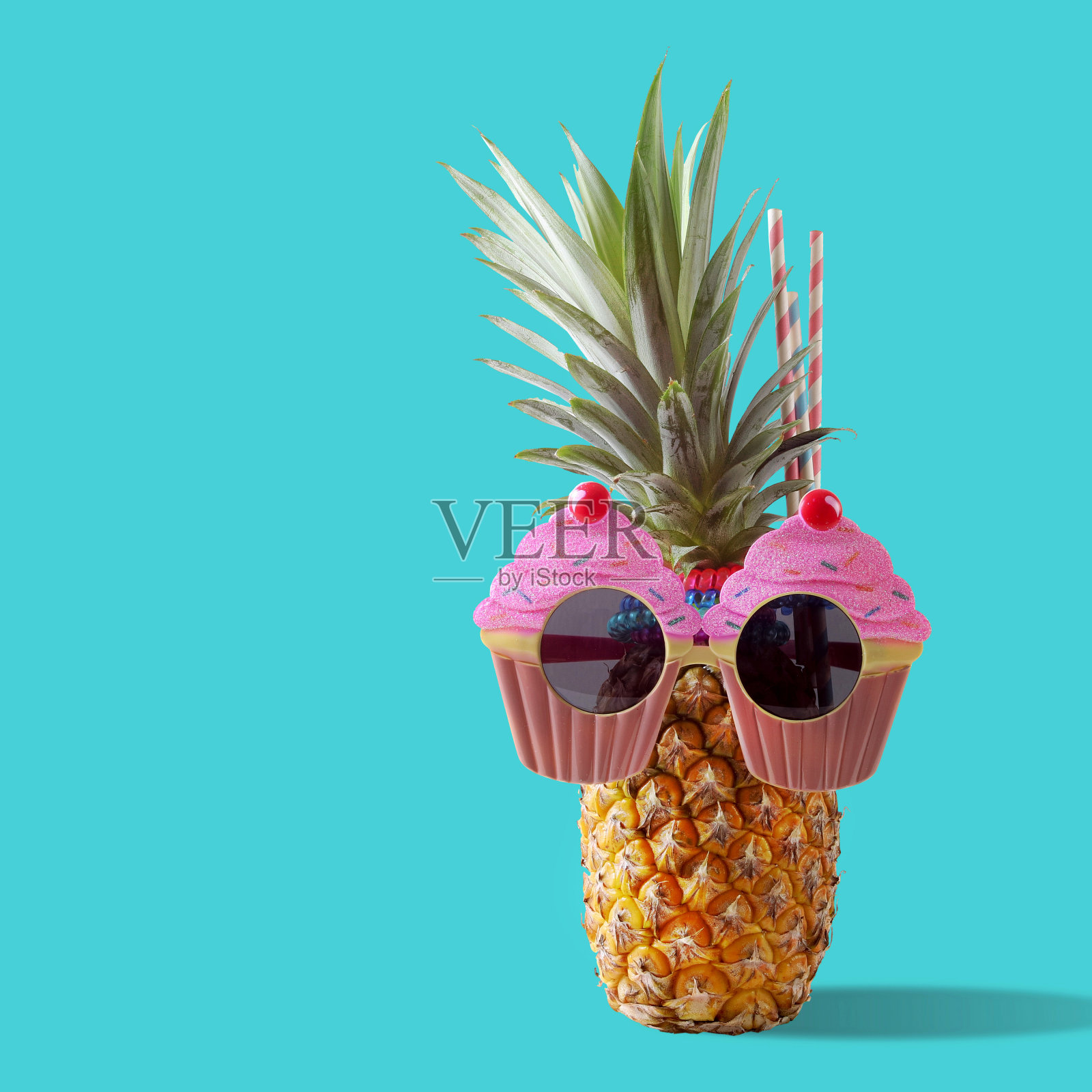 夏季和假期概念。时髦的菠萝时尚配件和水果在多彩的背景照片摄影图片