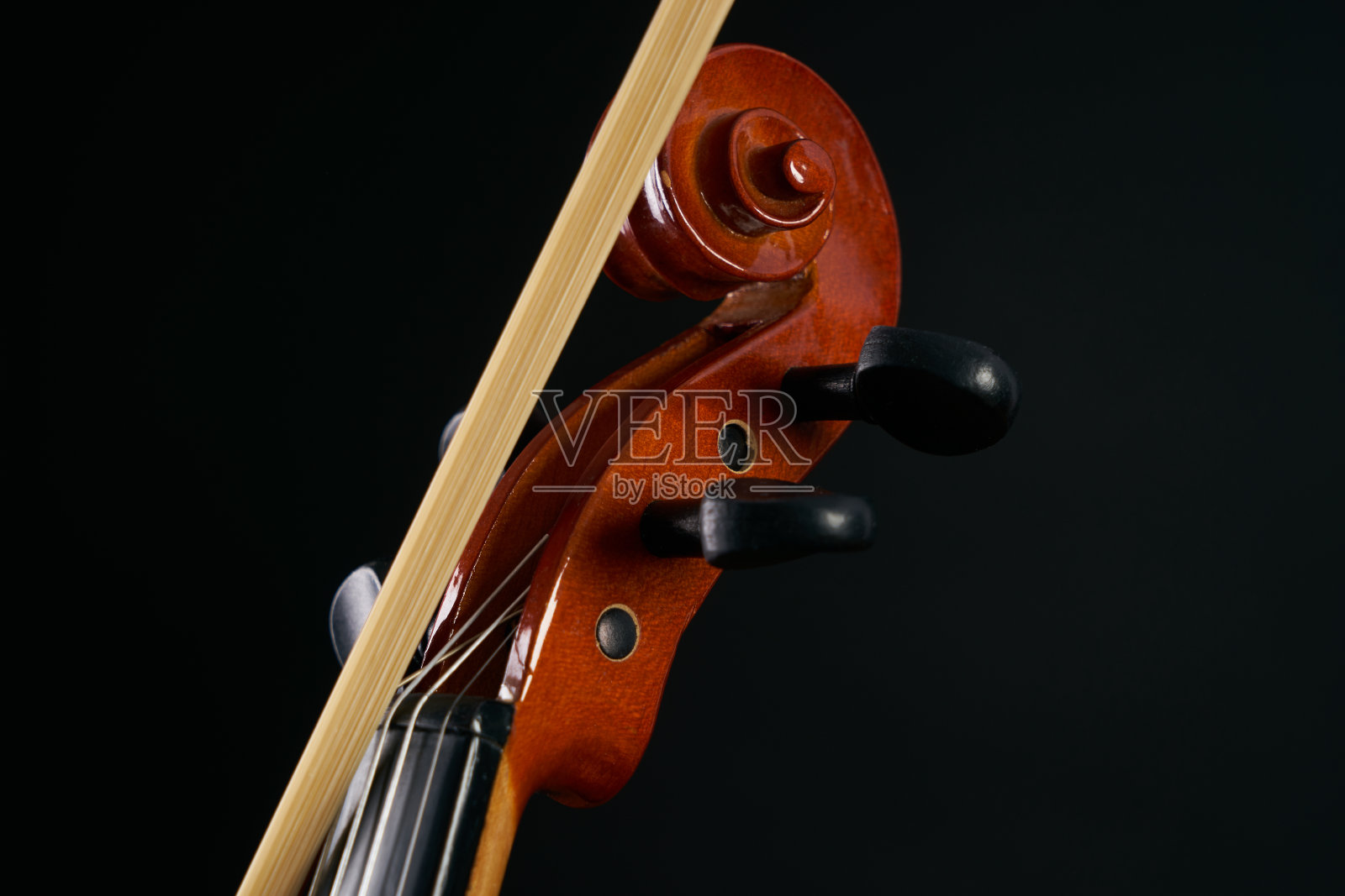 小提琴头的特写细节孤立在黑色背景与复制空间。照片摄影图片