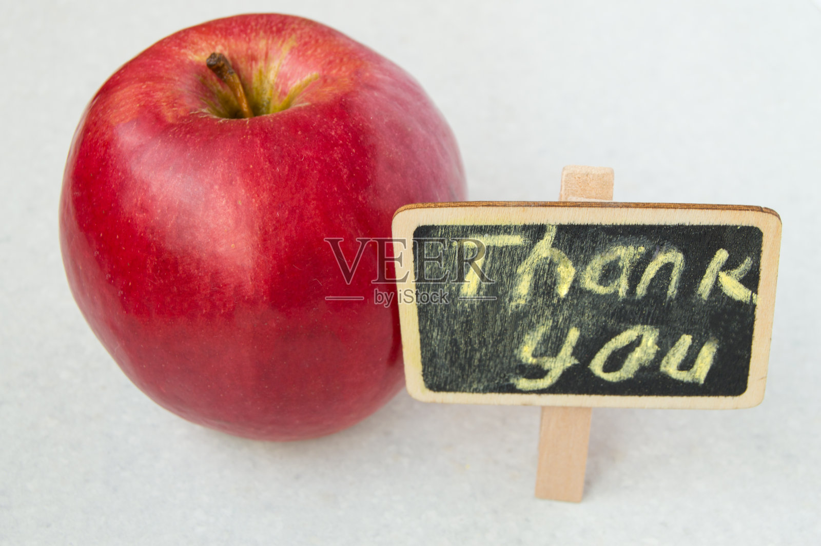 在黑色的木板上刻有“谢谢”字样的苹果照片摄影图片