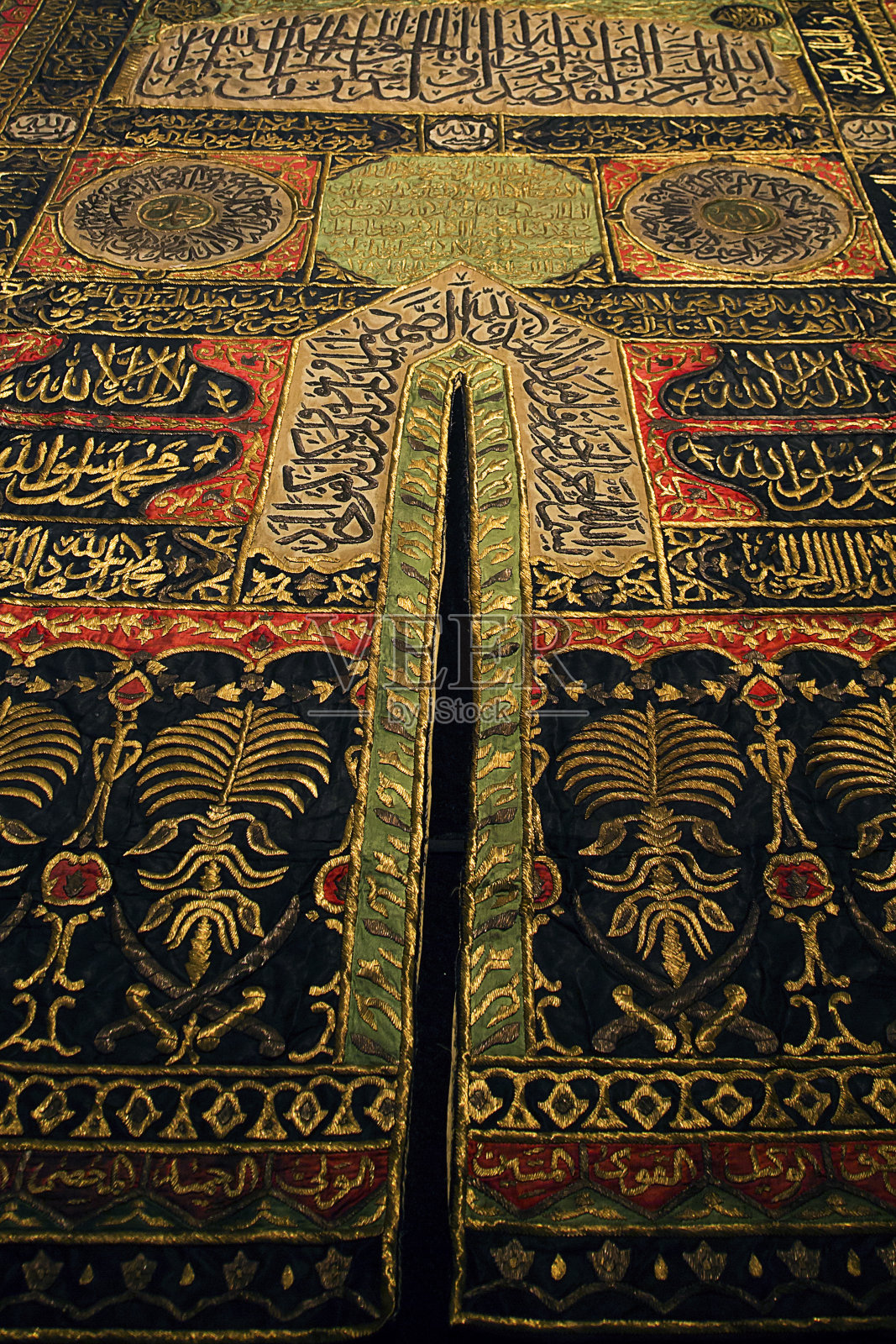 沙特阿拉伯麦加清真寺的克尔白。土耳其的克尔白在清真寺Al Haram织物覆盖。伊斯兰书法照片摄影图片